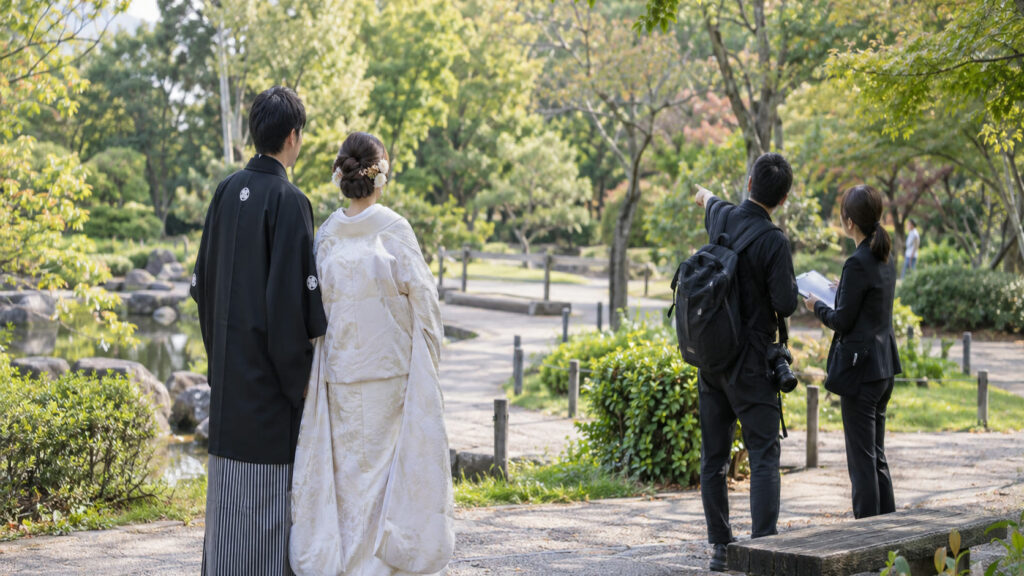公園で結婚式の前撮り範囲を確認するカップルと撮影担当者のテーマ画像